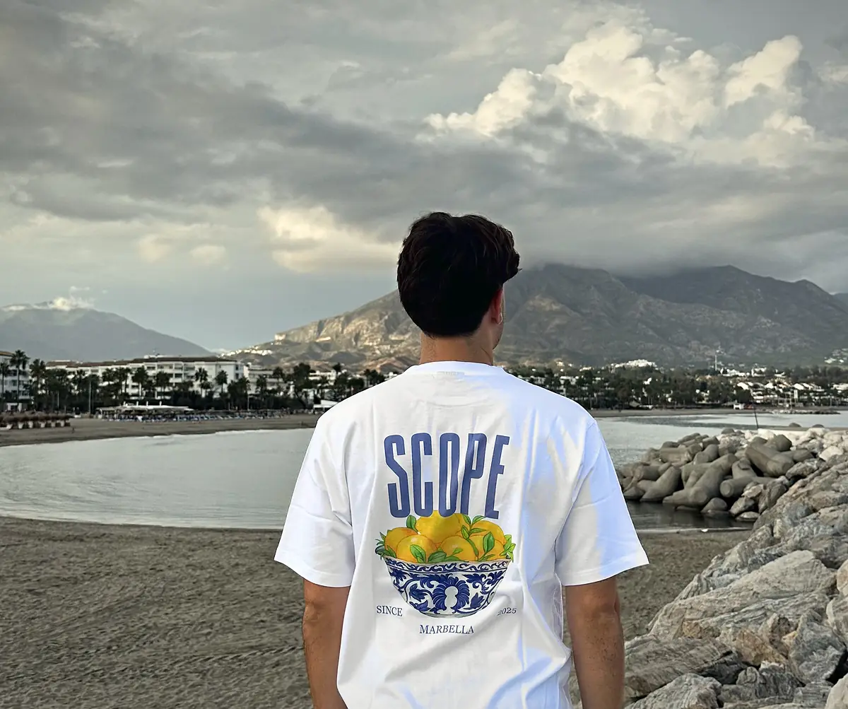 Lemon in white, worn, seen from the back on the beach at Puerto Banús