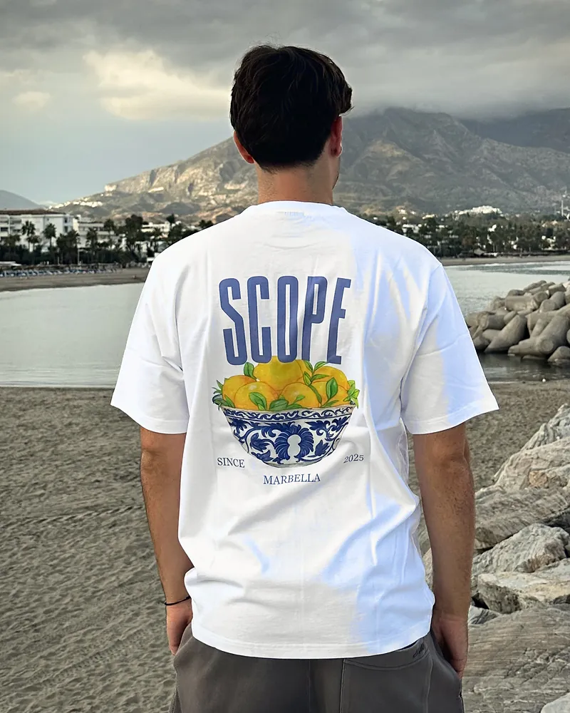Lemon in white, worn, seen from the back on the beach at Puerto Banús